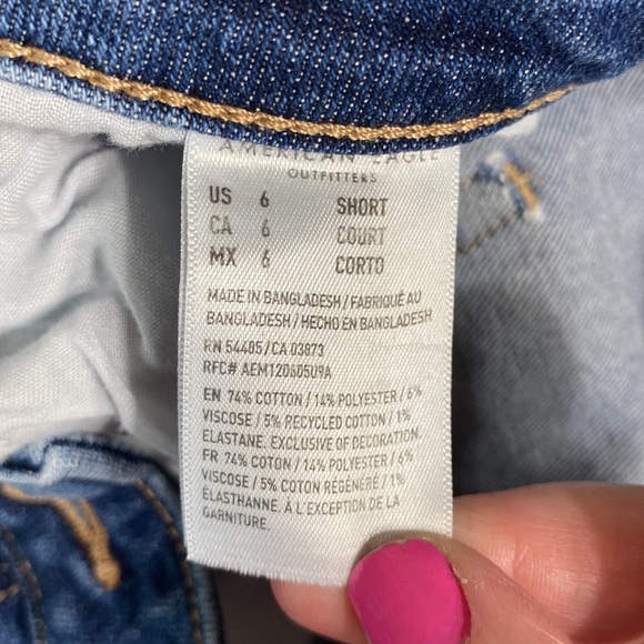 Women’s size 6 short American Eagle stretch mom Jean - Picture 3 of 5